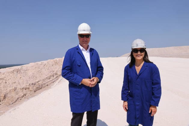 Bundeswirtschaftsministerin Reiche Bergbau 30.07.2026, Germany,Sachsen-Anhalt, Zielitz, Bergbau, Produktion, Rohstoffe, Bundeswirtschaftsministerin Katherina Reiche auf Fahrt über das Kali bergwerk der K und S AG , das Europa komplett mit Kali Salzen für die Agra Dünger versorgt, hier die weisse Halde 120 m Hoch Zielitz Sachsen-Anhalt Germany