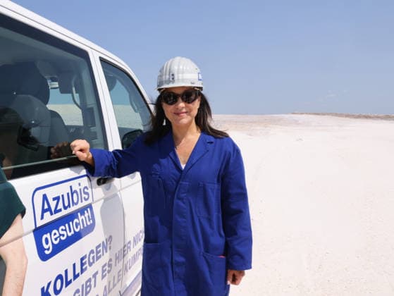 Bundeswirtschaftsministerin Reiche Bergbau 30.07.2026, Germany,Sachsen-Anhalt, Zielitz, Bergbau, Produktion, Rohstoffe, Bundeswirtschaftsministerin Katherina Reiche auf Fahrt über das Kali bergwerk der K und S AG , das Europa komplett mit Kali Salzen für die Agra Dünger versorgt, hier die weisse Halde 120 m Hoch Zielitz Sachsen-Anhalt Germany