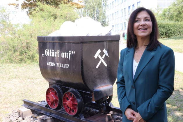 Bundeswirtschaftsministerin Reiche Bergbau 30.07.2026, Germany,Sachsen-Anhalt, Zielitz, Bergbau, Produktion, Rohstoffe, Bundeswirtschaftsministerin Katherina Reiche auf Fahrt über das Kali bergwerk der K und S AG , das Europa komplett mit Kali Salzen für die Agra Dünger versorgt, hier die weisse Halde 120 m Hoch Zielitz Sachsen-Anhalt Germany