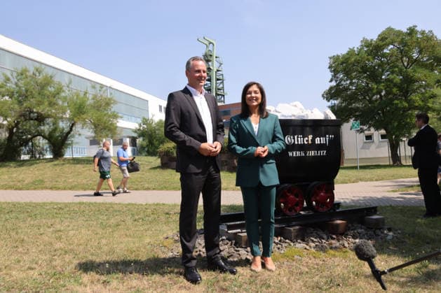 Bundeswirtschaftsministerin Reiche Bergbau 30.07.2026, Germany,Sachsen-Anhalt, Zielitz, Bergbau, Produktion, Rohstoffe, Bundeswirtschaftsministerin Katherina Reiche auf Fahrt über das Kali bergwerk der K und S AG , das Europa komplett mit Kali Salzen für die Agra Dünger versorgt, hier die weisse Halde 120 m Hoch Zielitz Sachsen-Anhalt Germany