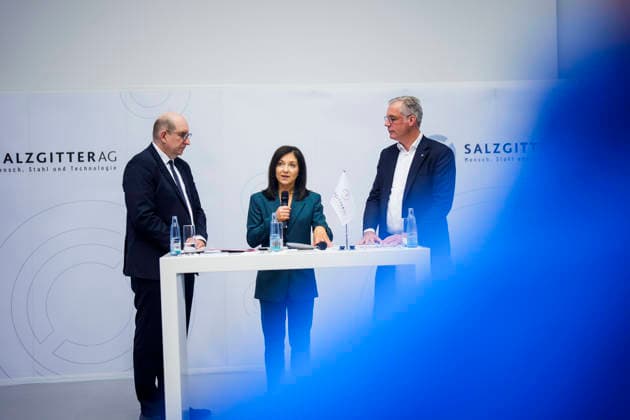 Katherina Reiche (CDU), Bundesministerin fuer Wirtschaft und Energie, besucht die Salzgitter AG, wo die erste mit Wasserstoff betriebene Direkt-Reduktions-Anlage (DRI-Turm) und eine Elektro-Lichtbogenanlage gebaut wird. Salzgitter, 30.07.2026. Fotografiert im Auftrag des Bundesministeriums fuer Wirtschaft und Energie Salzgitter Deutschland Copyright: xDominikxButzmannx