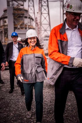Katherina Reiche (CDU), Bundesministerin fuer Wirtschaft und Energie, besucht die Salzgitter AG, wo die erste mit Wasserstoff betriebene Direkt-Reduktions-Anlage (DRI-Turm) und eine Elektro-Lichtbogenanlage gebaut wird. Salzgitter, 30.07.2026. Fotografiert im Auftrag des Bundesministeriums fuer Wirtschaft und Energie Salzgitter Deutschland Copyright: xDominikxButzmannx