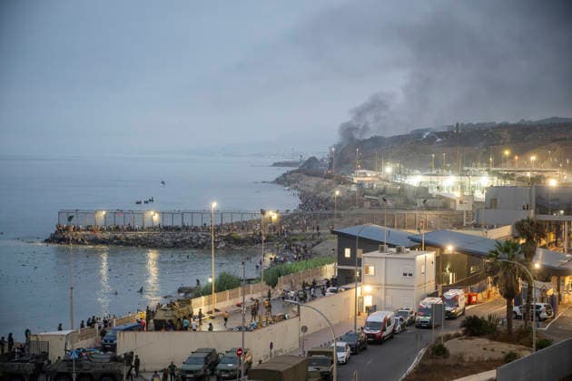 Ceuta wakes up to a steady stream of people from Morocco and thousands of young people wandering the streets. Dozens of people continue to try to cross the border as of July 31, 2026, in Ceuta, Spain. The autonomous city of Ceuta awoke to the sight of numerous people continuing to enter from Morocco early this morning, following a night in which the influx through the border area never ceased. Thousands of migrants have entered the autonomous city today by swimming and also on on foot, skirting the breakwater that separates the autonomous city from Morocco. Police sources indicate that more than 20,000 people have entered Spain. JULY 31, 2026, Ceuta, Ceuta, Spain Copyright: xMarcosxMorenox 7696241