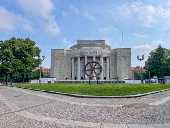 Volksbad Berlin: Kostenloses Kunst-Stadtbad, Ab dem 7. August verwandelt sich der Rosa-Luxemburg-Platz in ein echtes Sommer-Highlight: Das Volksbad öffnet als kostenloses Stadtbad und faszinierendes Kunstprojekt seine Türen für alle Besucher. Berlin Berlin Deutschland