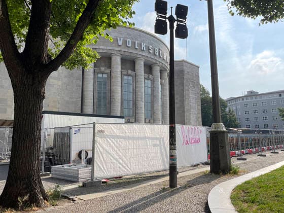 Volksbad Berlin: Kostenloses Kunst-Stadtbad, Ab dem 7. August verwandelt sich der Rosa-Luxemburg-Platz in ein echtes Sommer-Highlight: Das Volksbad öffnet als kostenloses Stadtbad und faszinierendes Kunstprojekt seine Türen für alle Besucher. Berlin Berlin Deutschland