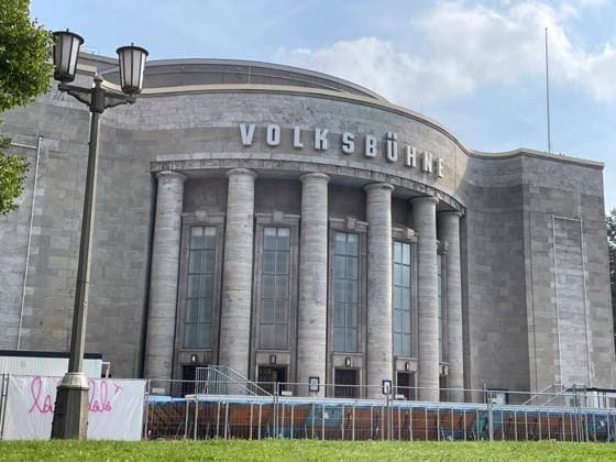 Volksbad Berlin: Kostenloses Kunst-Stadtbad, Ab dem 7. August verwandelt sich der Rosa-Luxemburg-Platz in ein echtes Sommer-Highlight: Das Volksbad öffnet als kostenloses Stadtbad und faszinierendes Kunstprojekt seine Türen für alle Besucher. Berlin Berlin Deutschland