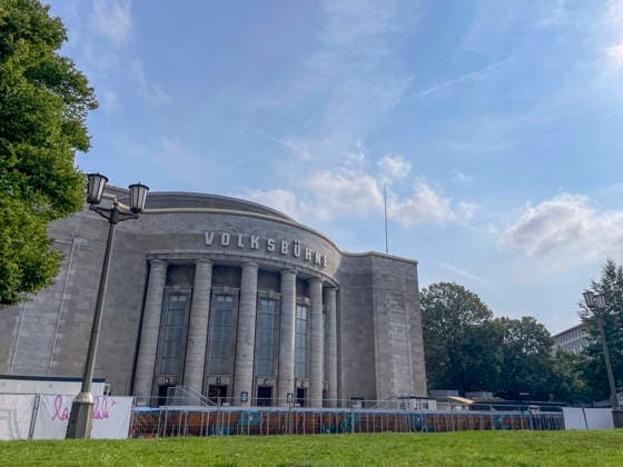 Volksbad Berlin: Kostenloses Kunst-Stadtbad, Ab dem 7. August verwandelt sich der Rosa-Luxemburg-Platz in ein echtes Sommer-Highlight: Das Volksbad öffnet als kostenloses Stadtbad und faszinierendes Kunstprojekt seine Türen für alle Besucher. Berlin Berlin Deutschland