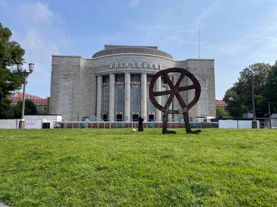 News Bilder des Tages Volksbad Berlin: Kostenloses Kunst-Stadtbad, Ab dem 7. August verwandelt sich der Rosa-Luxemburg-Platz in ein echtes Sommer-Highlight: Das Volksbad öffnet als kostenloses Stadtbad und faszinierendes Kunstprojekt seine Türen für alle Besucher. Berlin Berlin Deutschland