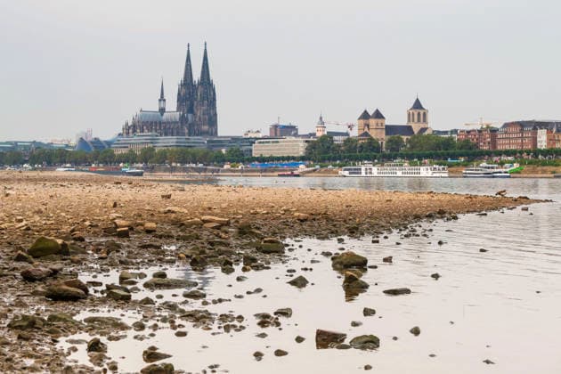 Ein Frachtschiff faehrt bei Niedrigwasser mit geringer Ladung ueber den Rhein am Dom in Koeln vorbei (Foto vom 31.08.2026). Die Pegelstaende im Rhein grenzen teils an Tiefstwerten. In Koeln wird ein historischer Tiefstand befuerchtet. Das Niedrigwasser hat massive Auswirkungen auf die Schifffahrt. Gueterschiffe muessen ihre Ladung teils um mehr als die Haelfte reduzieren, Personenfahrten fallen teilweise aus. EDITORIAL USE ONLY
