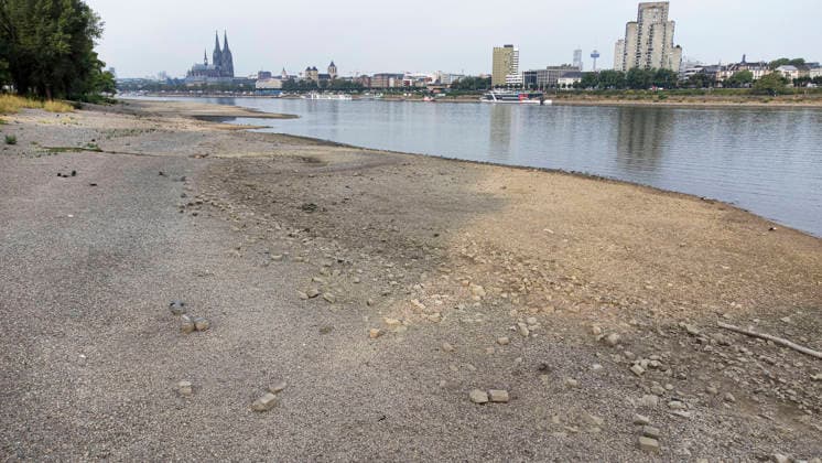 Niedrigwasser am Rhein in Koeln (Foto vom 31.08.2026). Die Pegelstaende im Rhein grenzen teils an Tiefstwerten. In Koeln wird ein historischer Tiefstand befuerchtet. Das Niedrigwasser hat massive Auswirkungen auf die Schifffahrt. Gueterschiffe muessen ihre Ladung teils um mehr als die Haelfte reduzieren, Personenfahrten fallen teilweise aus. EDITORIAL USE ONLY