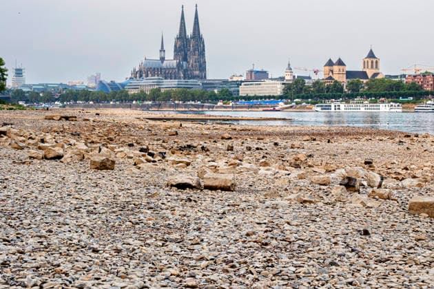 Niedrigwasser am Rhein in Koeln (Foto vom 31.08.2026). Die Pegelstaende im Rhein grenzen teils an Tiefstwerten. In Koeln wird ein historischer Tiefstand befuerchtet. Das Niedrigwasser hat massive Auswirkungen auf die Schifffahrt. Gueterschiffe muessen ihre Ladung teils um mehr als die Haelfte reduzieren, Personenfahrten fallen teilweise aus. EDITORIAL USE ONLY