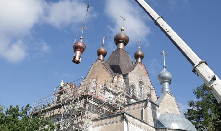 30.07.2026, Tartu. Newly restored dome towers of the St. Alexander Orthodox Church in Tartu. Photo Margus Ansu, Tartu Postimees Tartu Tartumaa Estonia 1MA30JUL26Q43  Copyright: xMargusxAnsux Crane lifting an onion dome on a church