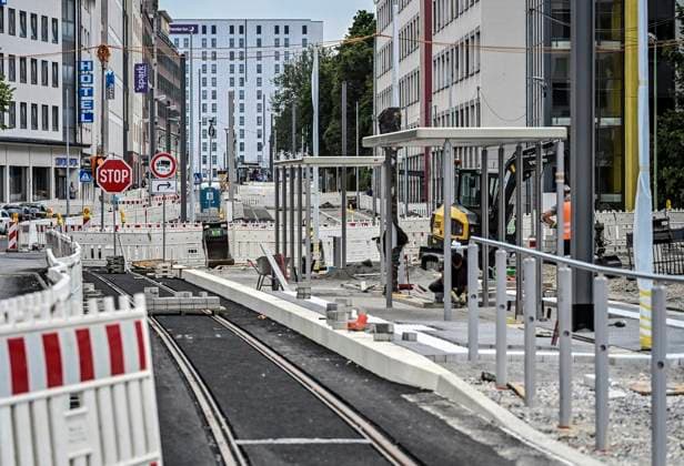 Baustelle der Ruhrbahn an der Hachestraße ** NUR FÜR REDAKTIONELLE ZWECKE ** EDITORIAL USE ONLY **<p>Die Großbaustelle an der Hachestraße in Richtung Hauptbahnhof, neue Haltestelle mit Wartehäuschen am Freitag, dem 31 07 2026. Baustelle der Ruhrbahn an der Hachestraße. Es wird eine neue Straßenbahnstrecke gebaut. Deutschland NRW Essen Copyright: KerstinxKokoska