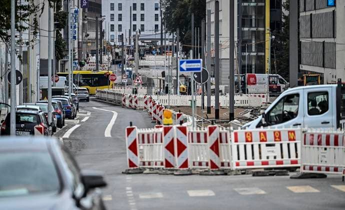 Baustelle der Ruhrbahn an der Hachestraße ** NUR FÜR REDAKTIONELLE ZWECKE ** EDITORIAL USE ONLY **<p>Die Großbaustelle an der Hachestraße in Richtung Hauptbahnhof am Freitag, dem 31 07 2026. Baustelle der Ruhrbahn an der Hachestraße. Es wird eine neue Straßenbahnstrecke gebaut. Deutschland NRW Essen Copyright: KerstinxKokoska