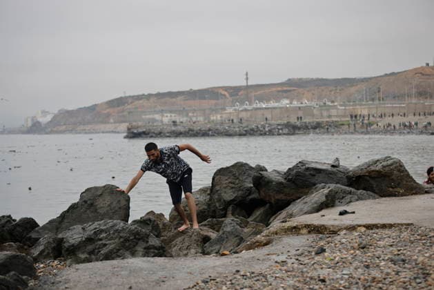 Ceuta wakes up to a steady stream of people from Morocco and thousands of young people wandering the streets. Several migrants who have crossed the border, as of July 31, 2026, in Ceuta, Spain. The autonomous city of Ceuta awoke to a steady stream of people continuing to enter from Morocco early this morning, following a night in which the influx through the border area never ceased. Thousands of migrants have entered the autonomous city today by swimming and also on on foot along the breakwater that separates the autonomous city from Morocco. Police sources indicate that more than 20,000 people have entered Spain. JULY 31, 2026. Jesú, Ceuta, Ceuta, Spain Copyright: xJesusxTorresx 7697098