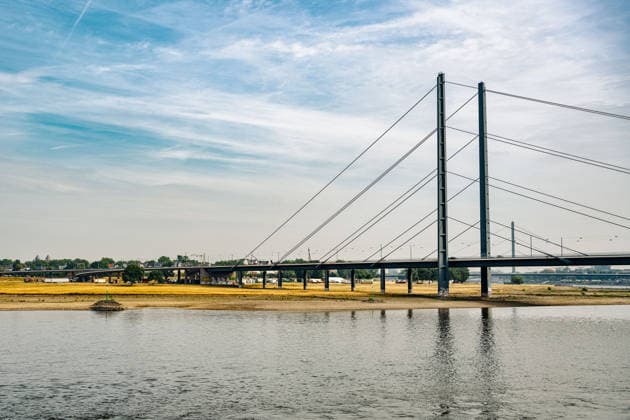 Duesseldorf Eindruecke vom Niedrigwasser des Rheins bei Duesseldorf Blick auf den Wasserstand des Rheins. Eindruecke vom Niedrigwasser des Rheins bei Duesseldorf am 31.07.2026 Copyright: xEibner-Pressefoto ThomasxHaeslerx EP_THR