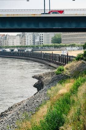 Duesseldorf Eindruecke vom Niedrigwasser des Rheins bei Duesseldorf Blick auf das Ufer und die Kaimauer in Duesseldorf. Eindruecke vom Niedrigwasser des Rheins bei Duesseldorf am 31.07.2026 Copyright: xEibner-Pressefoto ThomasxHaeslerx EP_THR