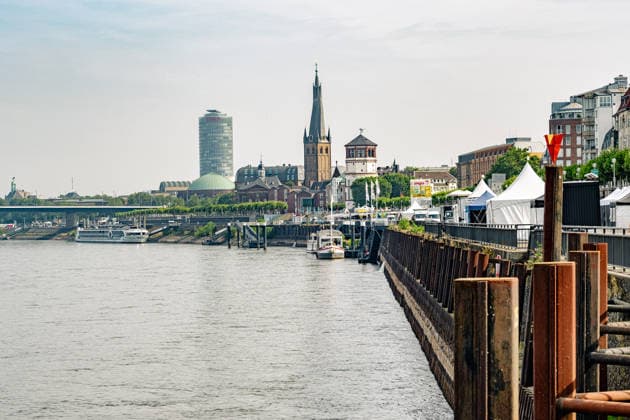 Duesseldorf Eindruecke vom Niedrigwasser des Rheins bei Duesseldorf Blick auf die Kaimauer und die Altstadt von Duesseldorf. Eindruecke vom Niedrigwasser des Rheins bei Duesseldorf am 31.07.2026 Copyright: xEibner-Pressefoto ThomasxHaeslerx EP_THR