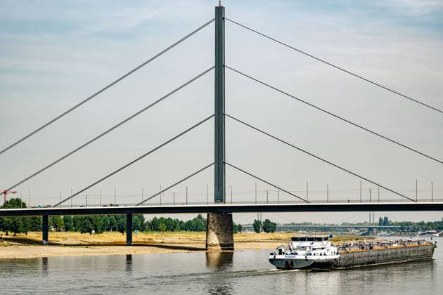 News Bilder des Tages Duesseldorf Eindruecke vom Niedrigwasser des Rheins bei Duesseldorf Zeichen des Wasserstandes an einem Brueckenpfeiler. Eindruecke vom Niedrigwasser des Rheins bei Duesseldorf am 31.07.2026 Copyright: xEibner-Pressefoto ThomasxHaeslerx EP_THR