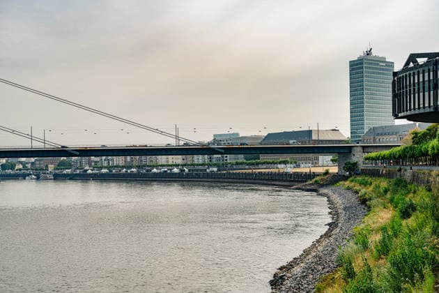 Duesseldorf Eindruecke vom Niedrigwasser des Rheins bei Duesseldorf Blick auf die Uferboeschung und die Kaimauer in Dusseldorf. Eindruecke vom Niedrigwasser des Rheins bei Duesseldorf am 31.07.2026 Copyright: xEibner-Pressefoto ThomasxHaeslerx EP_THR