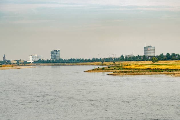Duesseldorf Eindruecke vom Niedrigwasser des Rheins bei Duesseldorf Blick auf den Rhein und die Buchten in der Naehe von Duesseldorf. Eindruecke vom Niedrigwasser des Rheins bei Duesseldorf am 31.07.2026 Copyright: xEibner-Pressefoto ThomasxHaeslerx EP_THR
