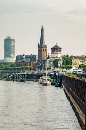 Duesseldorf Eindruecke vom Niedrigwasser des Rheins bei Duesseldorf Blick auf die Kaimer und die Altstadt von Duesseldorf. Eindruecke vom Niedrigwasser des Rheins bei Duesseldorf am 31.07.2026 Copyright: xEibner-Pressefoto ThomasxHaeslerx EP_THR