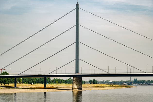 Duesseldorf Eindruecke vom Niedrigwasser des Rheins bei Duesseldorf Zeichen des Wasserstandes an einem Brueckenpfeiler. Eindruecke vom Niedrigwasser des Rheins bei Duesseldorf am 31.07.2026 Copyright: xEibner-Pressefoto ThomasxHaeslerx EP_THR