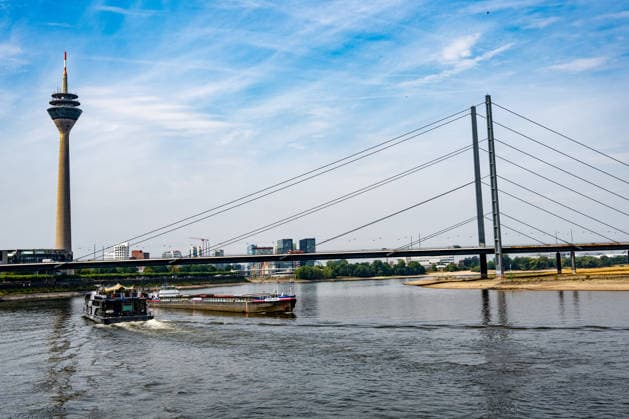 Duesseldorf Eindruecke vom Niedrigwasser des Rheins bei Duesseldorf Blick auf die Schifffahrt bei Niedrigwasser des Rheins. Eindruecke vom Niedrigwasser des Rheins bei Duesseldorf am 31.07.2026 Copyright: xEibner-Pressefoto ThomasxHaeslerx EP_THR