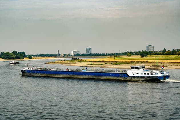 Duesseldorf Eindruecke vom Niedrigwasser des Rheins bei Duesseldorf Blick auf die Schifffahrt bei Niedrigwasser des Rheins. Eindruecke vom Niedrigwasser des Rheins bei Duesseldorf am 31.07.2026 Copyright: xEibner-Pressefoto ThomasxHaeslerx EP_THR