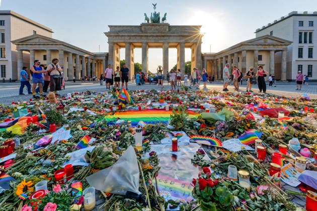 Blumen und Beileidsbekundungen nach tödlicher Amokfahrt beim CSD 2026 , Brandenburger Tor, CSD, Terror, Anschlag, Berliner Christopher Street Day, News, Aktuelles , Berlin Blumen und Beileidsbekundungen nach tödlicher Amokfahrt beim CSD 2026 vor dem Brandenburger Tor, CSD, Terror, Anschlag, Berliner Christopher Street Day, News, Aktuelles , Berlin