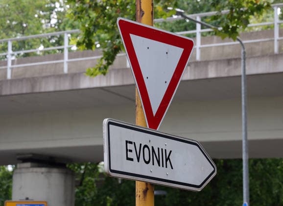 31.07.2026, Deutschland, NRW, Wirtschaft, Unternehmen, Chemie, Schild Vorfahrt beachten über einem Wegweiser zu Evonik in Essen, Symbolbild, Deutschland Copyright: xD.xKerlekin SnowfieldxPhotographyx SF310726EvonikD