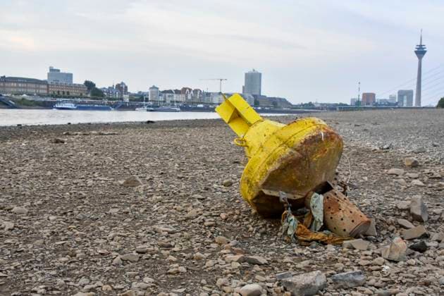 ABB RHEIN- Gelbe Fahrwasser Schiffs Matkierungs Boje Tonne liegt auf dem Grund des Rheins ausgetrocknetes Fahrwasser des Rhein Niedrigwasser Rheinufer, bei Düsseldorf Oberkassel Zur Zeit Eingeschrenkter Schiffsverkehr auf dem Rhein bei Oberkassel Rheinbruecke Binnenschiffer Lastschiff Frachtschiff Transportschiff Lastkahn zur Zeit nicht voll beladen auf dem Rhein Wasser unterwegs Düsselorf 31.07.2027 Der Rhein hat einen sehr niedrigen Wasserstand extremes Niedrigwasser Rheinpegel unter 40 cm Tendenz fallend NRW Deutschland