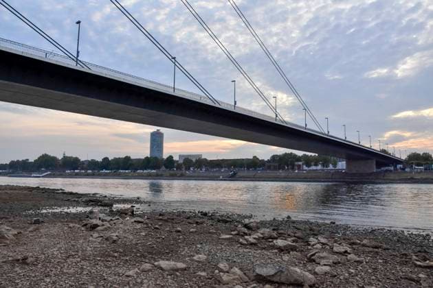 ABB RHEIN- Fahrwasser des Rhein Niedrigwasser Rheinufer, bei Düsseldorf Oberkassel Zur Zeit Eingeschrenkter Schiffsverkehr auf dem Rhein bei Oberkassel Rheinbruecke Binnenschiffer Lastschiff Frachtschiff Transportschiff Lastkahn zur Zeit nicht voll beladen auf dem Rhein Wasser unterwegs Düsselorf 31.07.2027 Der Rhein hat einen sehr niedrigen Wasserstand extremes Niedrigwasser Rheinpegel unter 40 cm Tendenz fallend NRW Deutschland