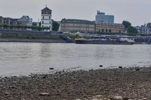 ABB RHEIN- Fahrwasser des Rhein Niedrigwasser Rheinufer, bei Düsseldorf Oberkassel Zur Zeit Eingeschrenkter Schiffsverkehr auf dem Rhein bei Oberkassel Rheinbruecke Binnenschiffer Lastschiff Frachtschiff Transportschiff Lastkahn zur Zeit nicht voll beladen auf dem Rhein Wasser unterwegs Düsselorf 31.07.2027 Der Rhein hat einen sehr niedrigen Wasserstand extremes Niedrigwasser Rheinpegel unter 40 cm Tendenz fallend NRW Deutschland