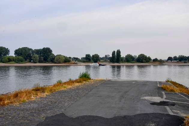 ABB RHEIN- Uber Boat Faehre Faehrschiff Michaela II an der Anlegestelle im Fahrwasser des Rhein Niedrigwasser Rheinufer, bei Düsseldorf Oberkassel Zur Zeit Eingeschrenkter Schiffsverkehr auf dem Rhein bei Oberkassel Rheinbruecke Binnenschiffer Lastschiff Frachtschiff Transportschiff Lastkahn zur Zeit nicht voll beladen auf dem Rhein Wasser unterwegs Düsselorf 31.07.2027 Der Rhein hat einen sehr niedrigen Wasserstand extremes Niedrigwasser Rheinpegel unter 40 cm Tendenz fallend NRW Deutschland