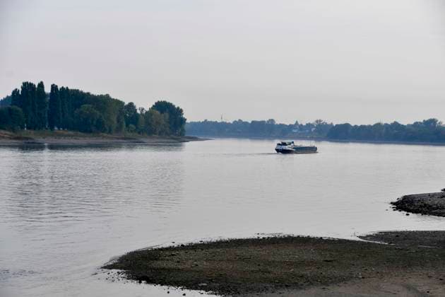 ABB RHEIN- Fahrwasser des Rhein Niedrigwasser Rheinufer, bei Düsseldorf Oberkassel Zur Zeit Eingeschrenkter Schiffsverkehr auf dem Rhein bei Oberkassel Rheinbruecke Binnenschiffer Lastschiff Frachtschiff Transportschiff Lastkahn zur Zeit nicht voll beladen auf dem Rhein Wasser unterwegs Düsselorf 31.07.2027 Der Rhein hat einen sehr niedrigen Wasserstand extremes Niedrigwasser Rheinpegel unter 40 cm Tendenz fallend NRW Deutschland