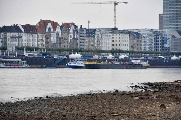 ABB RHEIN- Fahrwasser des Rhein Niedrigwasser Rheinufer, bei Düsseldorf Oberkassel Zur Zeit Eingeschrenkter Schiffsverkehr auf dem Rhein bei Oberkassel Rheinbruecke Binnenschiffer Lastschiff Frachtschiff Transportschiff Lastkahn zur Zeit nicht voll beladen auf dem Rhein Wasser unterwegs Düsselorf 31.07.2027 Der Rhein hat einen sehr niedrigen Wasserstand extremes Niedrigwasser Rheinpegel unter 40 cm Tendenz fallend NRW Deutschland
