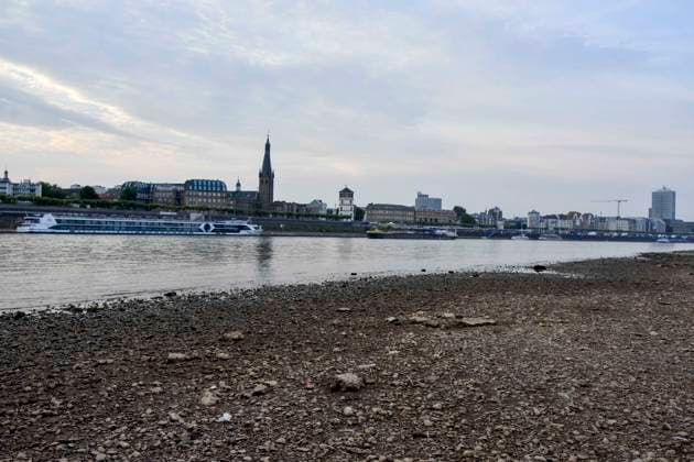 ABB RHEIN- Fahrwasser des Rhein Niedrigwasser Rheinufer, bei Düsseldorf Oberkassel Zur Zeit Eingeschrenkter Schiffsverkehr auf dem Rhein bei Oberkassel Rheinbruecke Binnenschiffer Lastschiff Frachtschiff Transportschiff Lastkahn zur Zeit nicht voll beladen auf dem Rhein Wasser unterwegs Düsselorf 31.07.2027 Der Rhein hat einen sehr niedrigen Wasserstand extremes Niedrigwasser Rheinpegel unter 40 cm Tendenz fallend NRW Deutschland