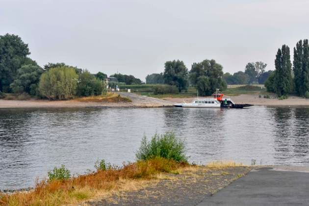 ABB RHEIN- Uber Boat Faehre Faehrschiff Michaela II an der Anlegestelle im Fahrwasser des Rhein Niedrigwasser Rheinufer, bei Düsseldorf Oberkassel Zur Zeit Eingeschrenkter Schiffsverkehr auf dem Rhein bei Oberkassel Rheinbruecke Binnenschiffer Lastschiff Frachtschiff Transportschiff Lastkahn zur Zeit nicht voll beladen auf dem Rhein Wasser unterwegs Düsselorf 31.07.2027 Der Rhein hat einen sehr niedrigen Wasserstand extremes Niedrigwasser Rheinpegel unter 40 cm Tendenz fallend NRW Deutschland