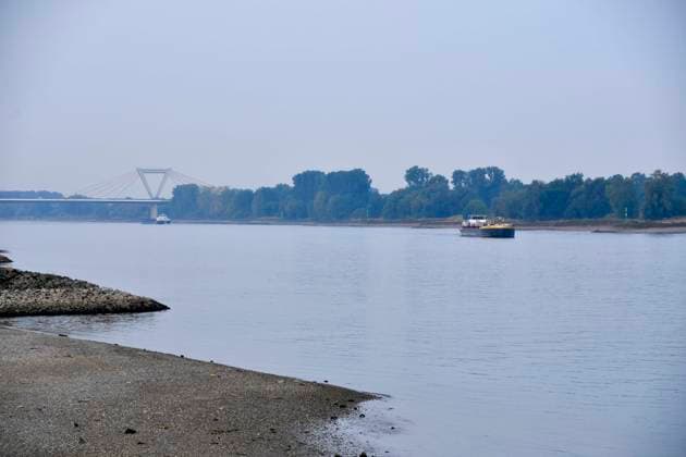 ABB RHEIN- Fahrwasser des Rhein Niedrigwasser Rheinufer, bei Düsseldorf Oberkassel Zur Zeit Eingeschrenkter Schiffsverkehr auf dem Rhein bei Oberkassel Rheinbruecke Binnenschiffer Lastschiff Frachtschiff Transportschiff Lastkahn zur Zeit nicht voll beladen auf dem Rhein Wasser unterwegs Düsselorf 31.07.2027 Der Rhein hat einen sehr niedrigen Wasserstand extremes Niedrigwasser Rheinpegel unter 40 cm Tendenz fallend NRW Deutschland