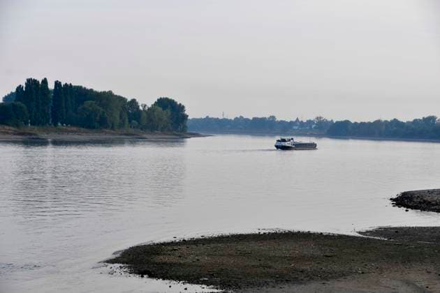 ABB RHEIN- Fahrwasser des Rhein Niedrigwasser Rheinufer, bei Düsseldorf Oberkassel Zur Zeit Eingeschrenkter Schiffsverkehr auf dem Rhein bei Oberkassel Rheinbruecke Binnenschiffer Lastschiff Frachtschiff Transportschiff Lastkahn zur Zeit nicht voll beladen auf dem Rhein Wasser unterwegs Düsselorf 31.07.2027 Der Rhein hat einen sehr niedrigen Wasserstand extremes Niedrigwasser Rheinpegel unter 40 cm Tendenz fallend NRW Deutschland