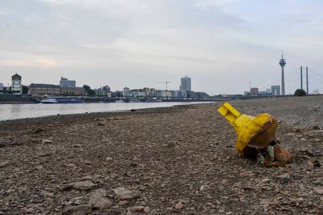 ABB RHEIN- Gelbe Fahrwasser Schiffs Matkierungs Boje Tonne liegt auf dem Grund des Rheins ausgetrocknetes Fahrwasser des Rhein Niedrigwasser Rheinufer, bei Düsseldorf Oberkassel Zur Zeit Eingeschrenkter Schiffsverkehr auf dem Rhein bei Oberkassel Rheinbruecke Binnenschiffer Lastschiff Frachtschiff Transportschiff Lastkahn zur Zeit nicht voll beladen auf dem Rhein Wasser unterwegs Düsselorf 31.07.2027 Der Rhein hat einen sehr niedrigen Wasserstand extremes Niedrigwasser Rheinpegel unter 40 cm Tendenz fallend NRW Deutschland