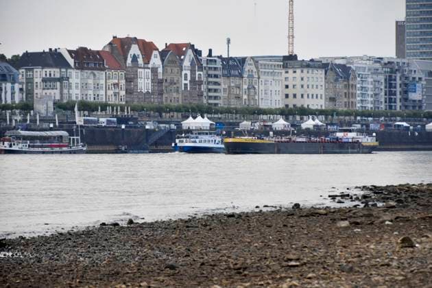 ABB RHEIN- Fahrwasser des Rhein Niedrigwasser Rheinufer, bei Düsseldorf Oberkassel Zur Zeit Eingeschrenkter Schiffsverkehr auf dem Rhein bei Oberkassel Rheinbruecke Binnenschiffer Lastschiff Frachtschiff Transportschiff Lastkahn zur Zeit nicht voll beladen auf dem Rhein Wasser unterwegs Düsselorf 31.07.2027 Der Rhein hat einen sehr niedrigen Wasserstand extremes Niedrigwasser Rheinpegel unter 40 cm Tendenz fallend NRW Deutschland