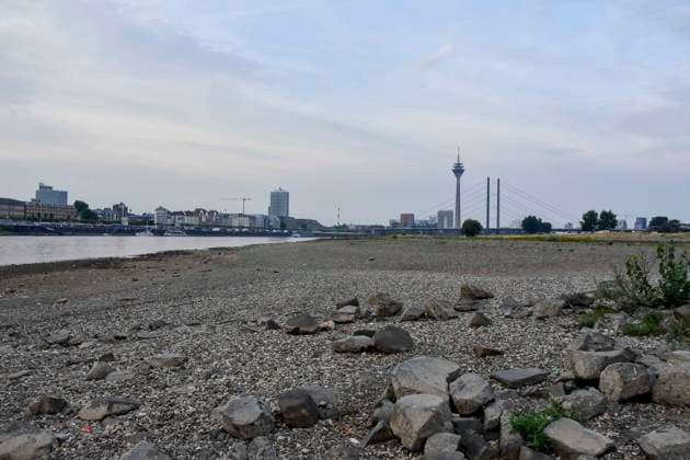 ABB RHEIN- Fahrwasser des Rhein Niedrigwasser Rheinufer, bei Düsseldorf Oberkassel Zur Zeit Eingeschrenkter Schiffsverkehr auf dem Rhein bei Oberkassel Rheinbruecke Binnenschiffer Lastschiff Frachtschiff Transportschiff Lastkahn zur Zeit nicht voll beladen auf dem Rhein Wasser unterwegs Düsselorf 31.07.2027 Der Rhein hat einen sehr niedrigen Wasserstand extremes Niedrigwasser Rheinpegel unter 40 cm Tendenz fallend NRW Deutschland