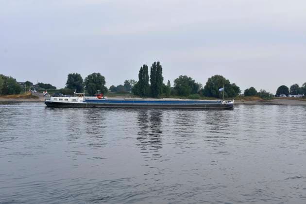 ABB RHEIN- Fahrwasser des Rhein Niedrigwasser Rheinufer, bei Düsseldorf Oberkassel Zur Zeit Eingeschrenkter Schiffsverkehr auf dem Rhein bei Oberkassel Rheinbruecke Binnenschiffer Lastschiff Frachtschiff Transportschiff Lastkahn zur Zeit nicht voll beladen auf dem Rhein Wasser unterwegs Düsselorf 31.07.2027 Der Rhein hat einen sehr niedrigen Wasserstand extremes Niedrigwasser Rheinpegel unter 40 cm Tendenz fallend NRW Deutschland