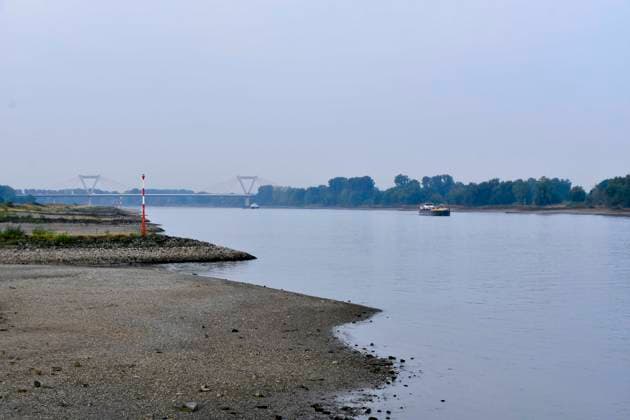 ABB RHEIN- Fahrwasser des Rhein Niedrigwasser Rheinufer, bei Düsseldorf Oberkassel Zur Zeit Eingeschrenkter Schiffsverkehr auf dem Rhein bei Oberkassel Rheinbruecke Binnenschiffer Lastschiff Frachtschiff Transportschiff Lastkahn zur Zeit nicht voll beladen auf dem Rhein Wasser unterwegs Düsselorf 31.07.2027 Der Rhein hat einen sehr niedrigen Wasserstand extremes Niedrigwasser Rheinpegel unter 40 cm Tendenz fallend NRW Deutschland