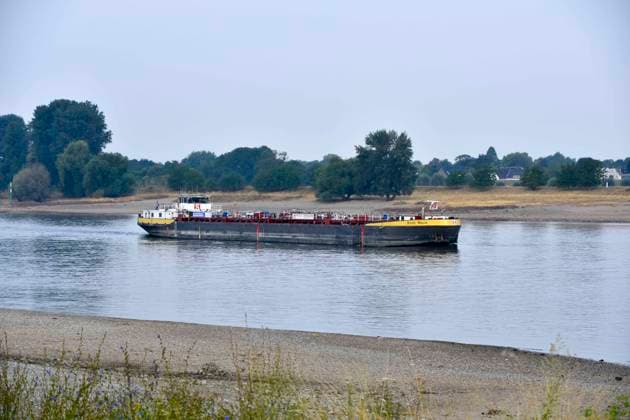 ABB RHEIN- Stolt Main ist ein Binnentankschiff (Typ C) im Fahrwasser des Rhein Niedrigwasser Rheinufer, bei Düsseldorf Oberkassel Zur Zeit Eingeschrenkter Schiffsverkehr auf dem Rhein bei Oberkassel Rheinbruecke Binnenschiffer Lastschiff Frachtschiff Transportschiff Lastkahn zur Zeit nicht voll beladen auf dem Rhein Wasser unterwegs Düsselorf 31.07.2027 Der Rhein hat einen sehr niedrigen Wasserstand extremes Niedrigwasser Rheinpegel unter 40 cm Tendenz fallend NRW Deutschland