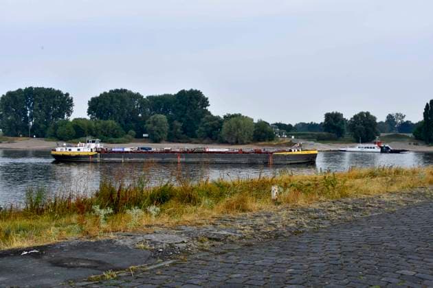 ABB RHEIN- Stolt Main ist ein Binnentankschiff (Typ C) im Fahrwasser des Rhein Niedrigwasser Rheinufer, bei Düsseldorf Oberkassel Zur Zeit Eingeschrenkter Schiffsverkehr auf dem Rhein bei Oberkassel Rheinbruecke Binnenschiffer Lastschiff Frachtschiff Transportschiff Lastkahn zur Zeit nicht voll beladen auf dem Rhein Wasser unterwegs Düsselorf 31.07.2027 Der Rhein hat einen sehr niedrigen Wasserstand extremes Niedrigwasser Rheinpegel unter 40 cm Tendenz fallend NRW Deutschland