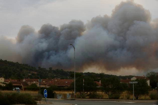 FIRE IN THE VAR REGION IN MONTFORT PHOTOPQR NICE MATIN BOUTRIA LUC 07 31 2026 Photo by Boutria Luc, Nice Matin, Varmatin FIRE IN THE VAR REGION IN MONTFORT Driven by gusts of mistral wind, the blaze is spreading rapidly, creating alarming fire jumps toward Montfort-sur-Argens. Faced with the imminent danger, the Var Prefecture immediately activated the FR Alert system, sending emergency notifications to the cell phones of residents in the area. Montfort-sur-Argens, Var, France, July 31, 2026 – Firefighters battle a flare-up of the Gros Bessillon wildfire near Montfort-sur-Argens as strong mistral winds drive the flames toward the village, France Copyright: xPHOTOPQR NICExMATIN MAXPPPxBOUTRIAxLUCx 20260731NIM1112 20260731NIM1112