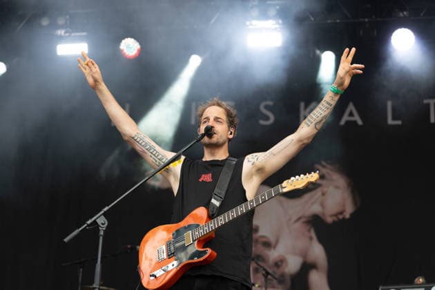 Green Juice Festival 2026 - HEISSKALT Mathias BLOECH (Gesang, Gitarre) - Die Stuttgarter Alternative Rock Band Heisskalt beim Open Air Live Auftritt auf der Mainstage beim Green Juice Festival im Park Neu-Vilich in Bonn Bonn Neu-Vilich Nordrhein-Westfalen Deutschland Copyright: xMarcxJohnx